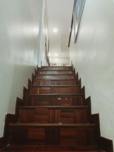 uma escada com degraus de madeira e uma escada em Belle Wardah (Muslim Friendly) Homestay em Bentong