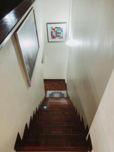 een trap met een foto op de muur bij Belle Wardah (Muslim Friendly) Homestay in Bentong