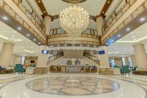 un gran vestíbulo con una lámpara de araña en el centro en Hayah Plaza Hotel, en Medina