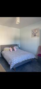 Postel nebo postele na pokoji v ubytování Cosy home