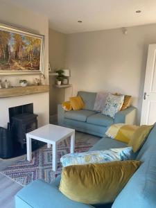 uma sala de estar com um sofá e uma mesa em Cosy home em Dungarvan