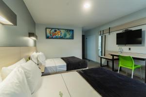 TV a/nebo společenská místnost v ubytování HOTEL LEMON GREEN -Zona Expo Frente al Centro de Convenciones