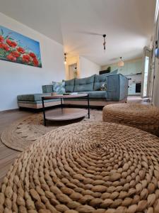 Sandy Ridge في كالاماكي: غرفة معيشة مع أريكة وطاولة