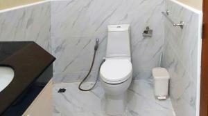 een badkamer met een wit toilet en een wastafel bij 4 Bed Villa Private Pool and BBQ Jomtien Beach in Jomtien Beach