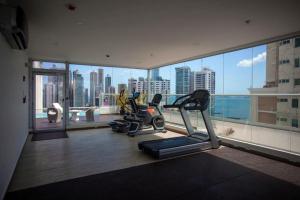 un gimnasio con vistas al perfil urbano en Impressive City View Apartment Marbella - PH Quartier Marbella en Panamá
