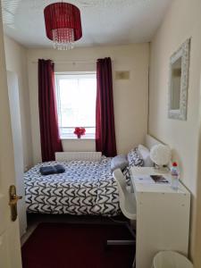 een kleine slaapkamer met een bed en een raam bij Females Only - Private Bedrooms in Dublin in Lucan