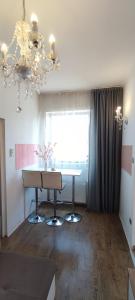 - un salon avec une table et un lustre dans l'établissement Barbara House, à Budapest