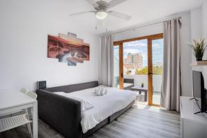 una camera da letto con un letto e una grande finestra di Garden City Pool and Sea view by LoveTene a Playa Fañabe Altre 19 foto