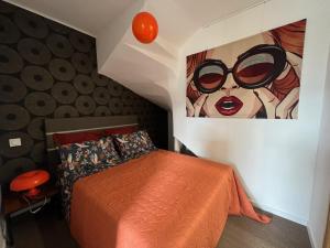 1 dormitorio con 1 cama con una pintura en la pared en Appartement - Galerie POP ART - Trentemoult, en Rezé