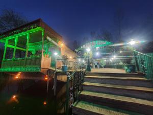 un edificio con escaleras y luces por la noche en Green view group of houseboats, en Srinagar