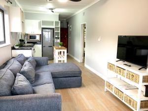 Kingsborough的住宿－90 Eden Sands 2 Bedroom Flat with Beach Access，带沙发和电视的客厅