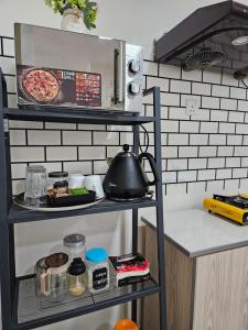 una cocina con horno de pizza en un estante en Urban 360 Studio by La Ritz en Batu Caves