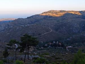 Blick auf einen Berg mit einer Straße darauf in der Unterkunft Avgonima Family's Rooms in Chios