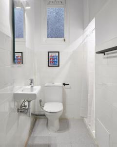 biała łazienka z toaletą i umywalką w obiekcie GIRONA w Barcelonie