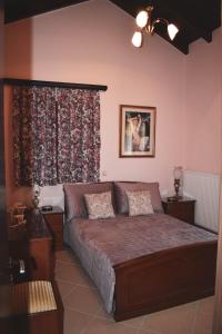 een slaapkamer met een bed en een raam bij Rose Garden Villa 