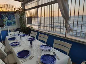 a table in a restaurant with a view of the ocean at La Battigia B&B in Trabia