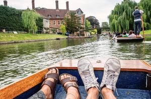 une personne avec ses pieds sur un bateau sur une rivière dans l'établissement Twenty Four, à Hythe