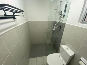uma casa de banho com um chuveiro e um WC. em KLIA KLIA2 Alanis Sepang Putrajaya Cyberjaya Nilai by 3SIBS em Sepang