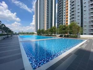 uma piscina numa cidade com edifícios altos em KLIA KLIA2 Alanis Sepang Putrajaya Cyberjaya Nilai by 3SIBS em Sepang