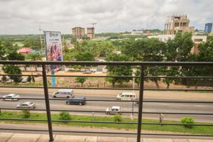 einen Balkon mit Blick auf eine Autobahn mit Autos in der Unterkunft 22 Premier Place in Accra