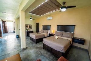 una habitación de hotel con 2 camas en una habitación en Casas de Campo Las Ciénegas en Calvillo