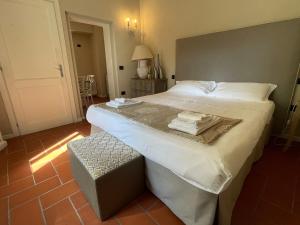 1 dormitorio con 1 cama grande y toallas. en Fontepino, en Crocemaroggia