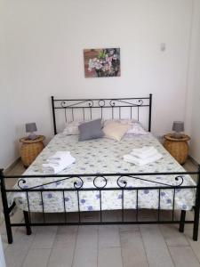 una camera da letto con letto dotato di struttura in metallo nero di Villa Mios a Muro Leccese