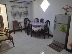 Kuchyň nebo kuchyňský kout v ubytování Red Rose Villa Mirissa