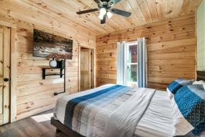 1 dormitorio con 1 cama y ventilador de techo en The Heritage, en Pigeon Forge