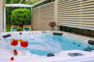 Bazén v ubytování Hotel Jolanda nebo v jeho okolí