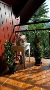 d'une terrasse avec une table et des plantes en pot. dans l'établissement Apartmán na Pasekách, à Bystrzyca