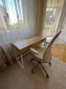 una scrivania e una sedia in una stanza con finestra di Lugano Couples Quiet Apt w Free Street Parking a Sofia