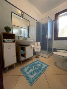 uma casa de banho com um lavatório, um WC e um chuveiro em Appartamento Sa Benda em Nuoro