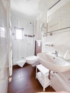 ein weißes Bad mit einem Waschbecken und einem WC in der Unterkunft Ruhig, modern & Nähe Altstadt! in Meiningen