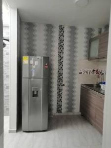 - une cuisine équipée d'un réfrigérateur en acier inoxydable dans l'établissement Bellísima casa para descansar, à Ricaurte
