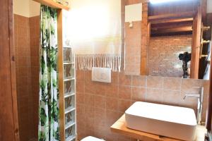 un baño con lavabo y espejo en Il Filo di Arianna Cottage di Campagna, en Colonnella 48 fotos más