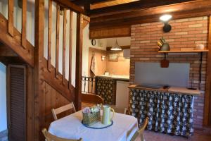 Un comedor con una mesa y una cocina. en Il Filo di Arianna Cottage di Campagna, en Colonnella
