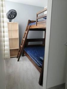 Palanda nebo palandy na pokoji v ubytování Bellísima casa para descansar