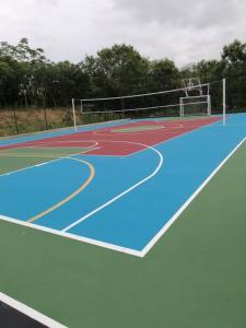 einen Tennisplatz mit einem Netz darüber in der Unterkunft Bellísima casa para descansar in Ricaurte