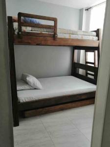 - deux lits superposés dans une chambre dans l'établissement Bellísima casa para descansar, à Ricaurte