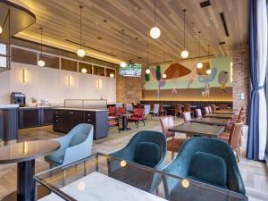 a restaurant with tables and chairs and a cafeteria at Miyako City Tokyo Takanawa in Tokyo