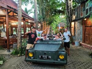 un grupo de personas están montando en un jeep en Bedhot Homestay, en Yogyakarta