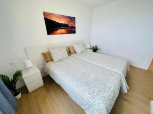 プラヤ・デ・ラス・アメリカスにあるTorres del Sol Playa de Las Vistas FREE WIFIの小さなベッドルーム(ベッド1台、ソファ付)