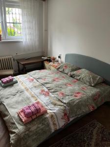 - un lit avec 2 oreillers dans une chambre dans l'établissement Apartman Jamal, à Sarajevo