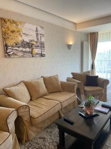 ein Wohnzimmer mit einem Sofa und einem Couchtisch in der Unterkunft Apartament 902 Alpin Resort Poiana Brasov in Poiana Brașov