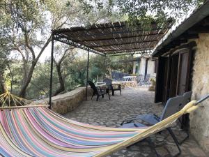 una hamaca en un patio bajo una pérgola en Roba Degli Ulivi, en Agrigento