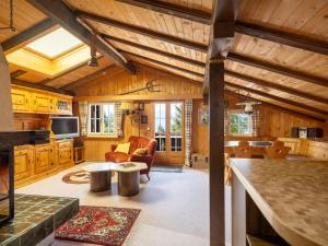 a large living room with wooden walls and a ceiling at Chalet am Sunne-Egge auf Axalp bei Brienz in Axalp