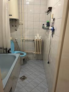 baño pequeño con bañera y aseo en Apartman Jamal, en Sarajevo