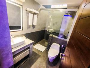 DERA Resort & Spa في كوكس بازار: حمام صغير مع مرحاض ومغسلة