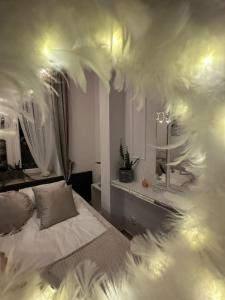 Schlafzimmer mit einem Bett mit weißer Bettwäsche in der Unterkunft Salt INN Apartments No 2 - jacuzzi in Wieliczka